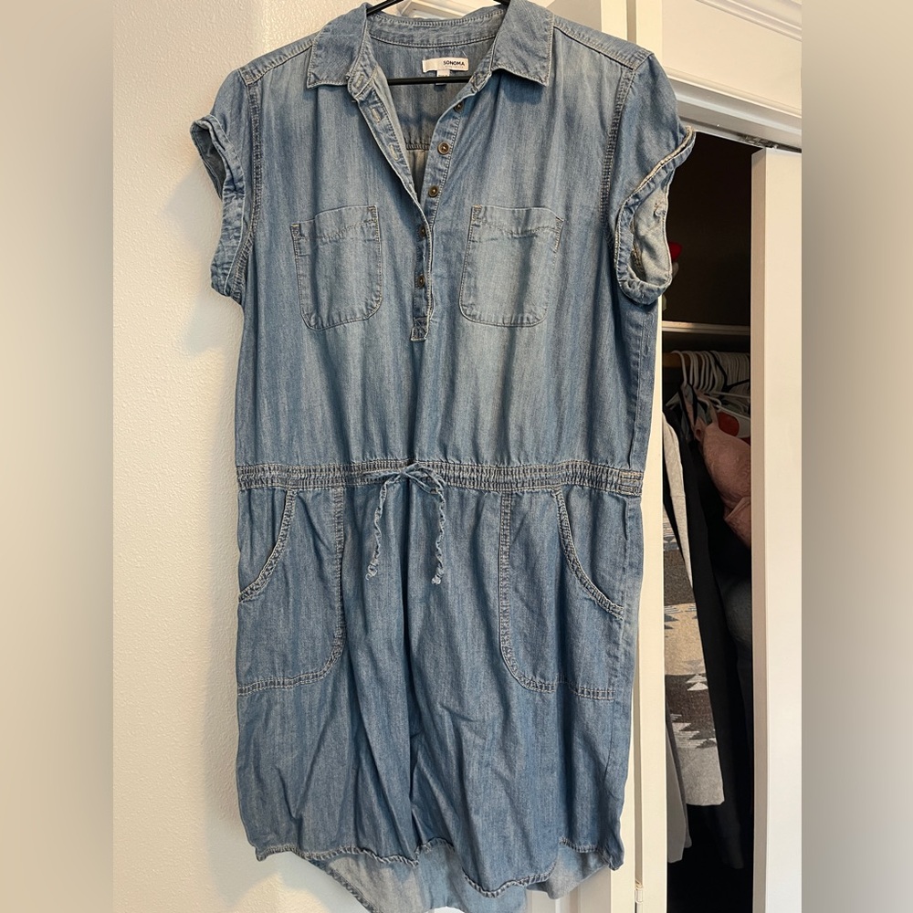 Denim like short sleeved dress with pockets and cinch waist